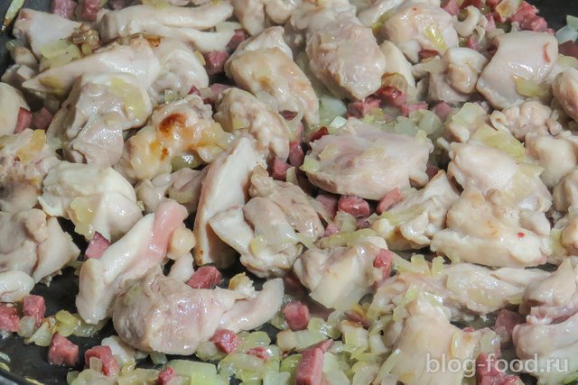 Tagliatelle with chicken in a creamy sauce