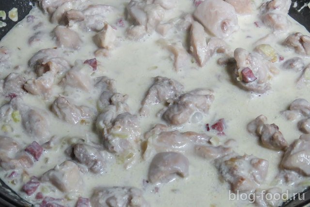 Tagliatelle with chicken in a creamy sauce