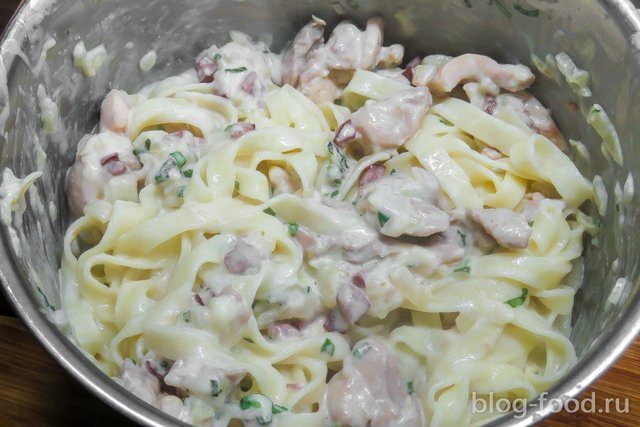 Tagliatelle with chicken in a creamy sauce