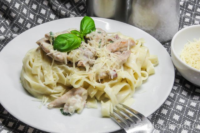 Tagliatelle with chicken in a creamy sauce