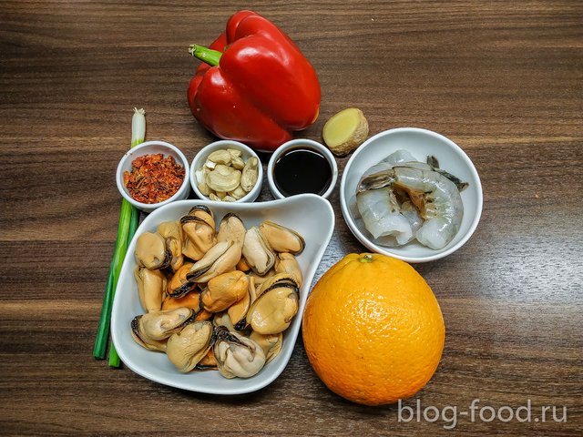 Shrimps and mussels in ginger-orange sauce