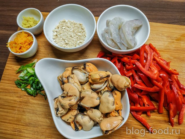 Shrimps and mussels in ginger-orange sauce