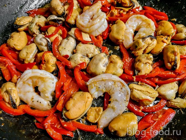 Shrimps and mussels in ginger-orange sauce