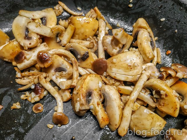 Shrimp in pesto sauce with mushrooms