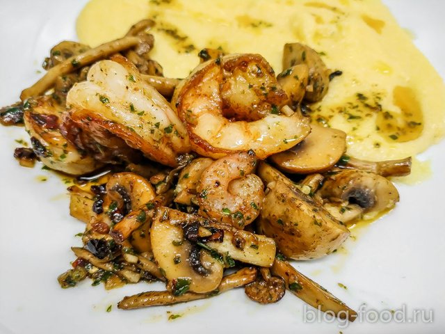 Shrimp in pesto sauce with mushrooms