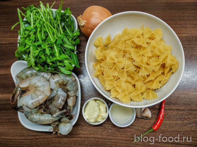 Farfalle with shrimp and arugula