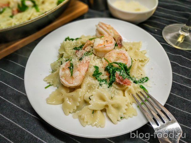 Farfalle with shrimp and arugula