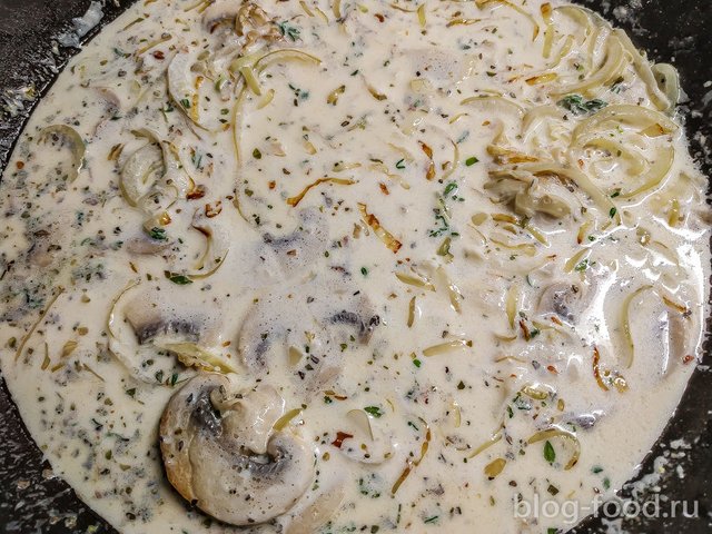 The pike in a creamy sauce with mushrooms
