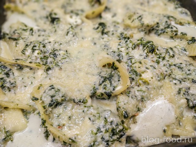 Stuffed conchiglioni in cream sauce