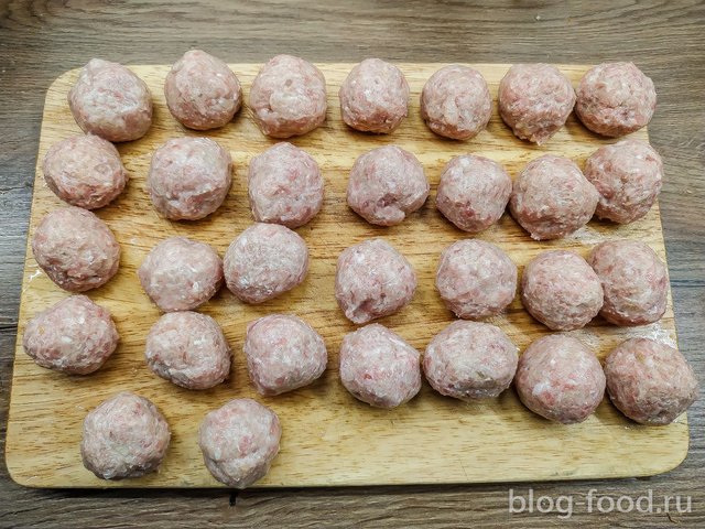 Meatballs in the pan