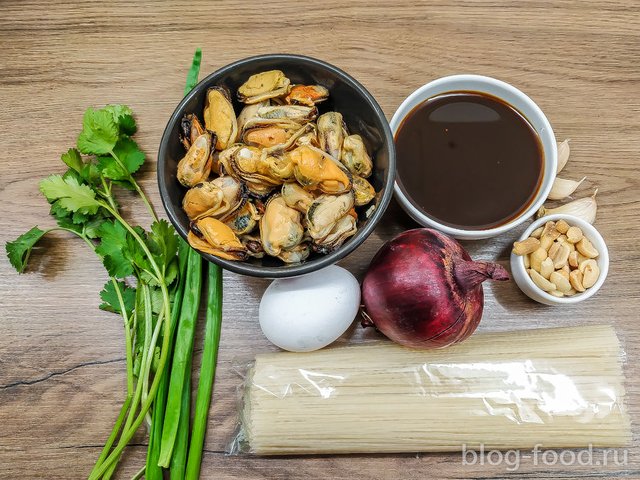 Noodles with mussels, peanuts and cilantro