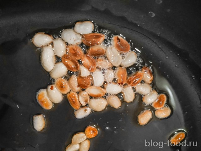 Noodles with mussels, peanuts and cilantro