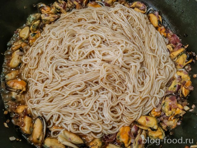 Noodles with mussels, peanuts and cilantro