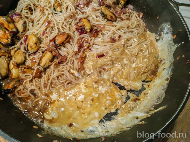 Noodles with mussels, peanuts and cilantro