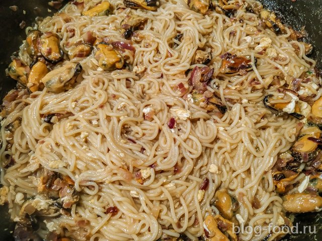 Noodles with mussels, peanuts and cilantro