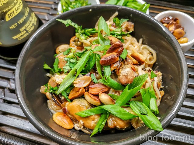 Noodles with mussels, peanuts and cilantro