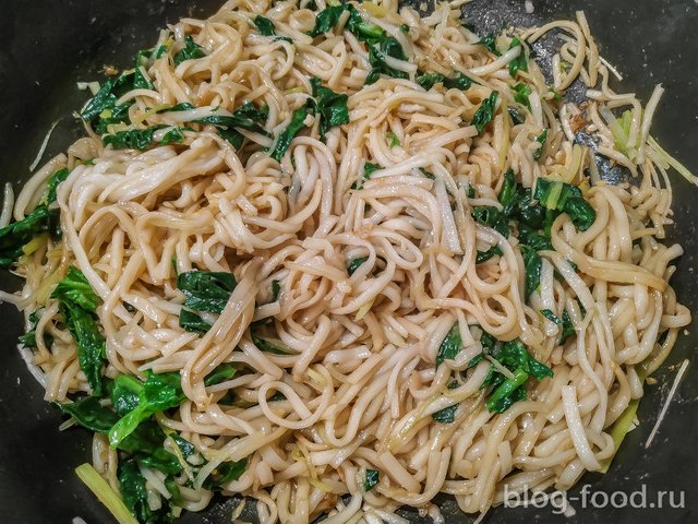 Chow Mein with shrimp and spinach