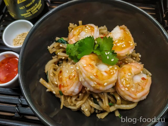 Chow Mein with shrimp and spinach