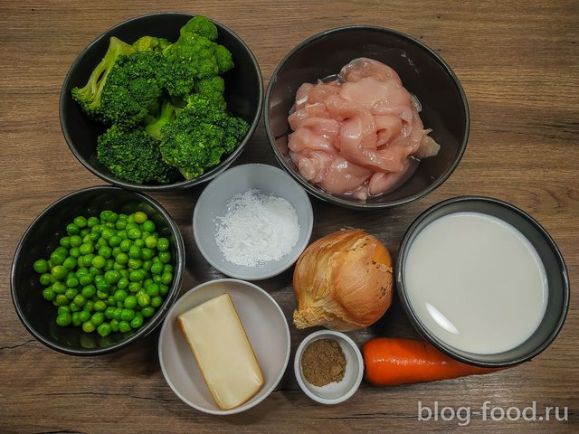 Chicken with vegetables in cream cheese sauce