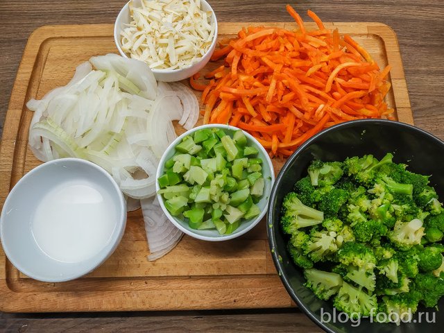 Chicken with vegetables in cream cheese sauce