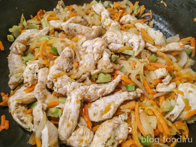 Chicken with vegetables in cream cheese sauce