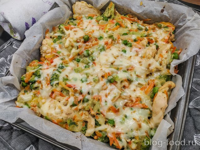 Chicken with vegetables in cream cheese sauce