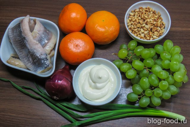 Herring salad with tangerines and grapes