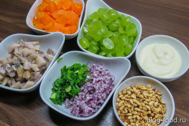 Herring salad with tangerines and grapes