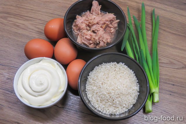 Simple salad with rice and tuna