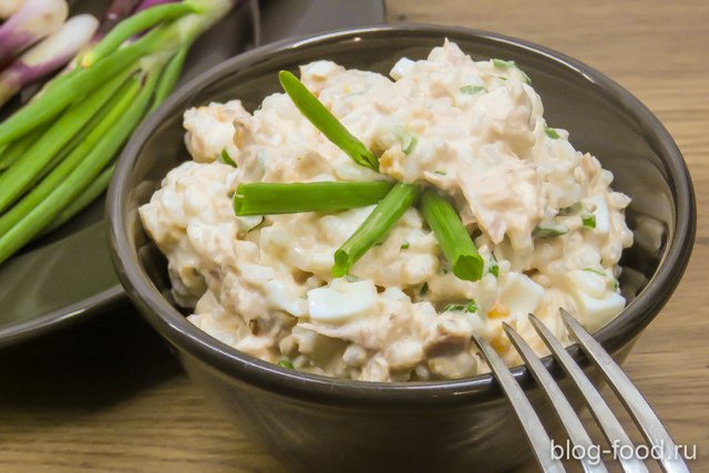 Simple salad with rice and tuna