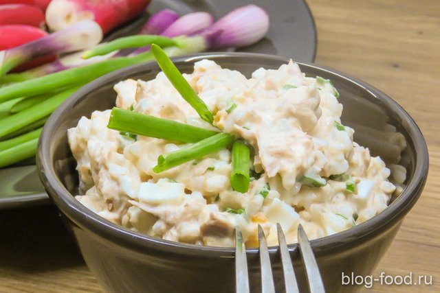 Simple salad with rice and tuna