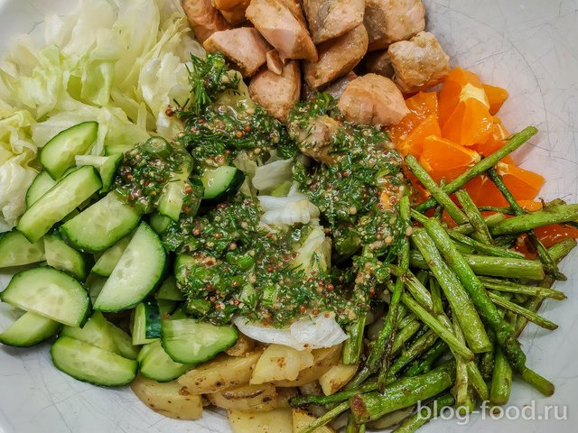Warm salmon salad with asparagus