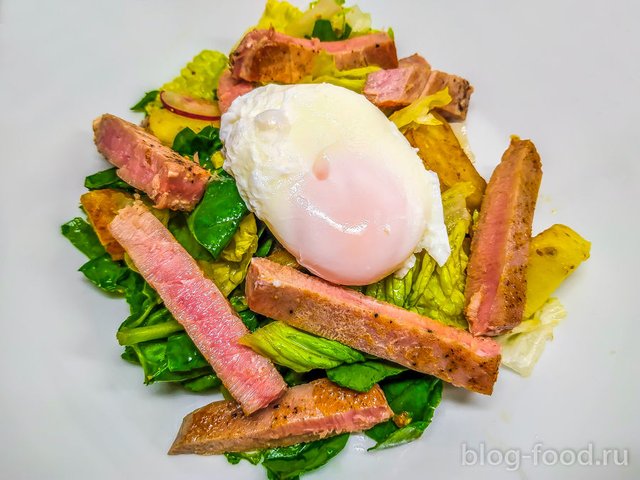 Warm tuna salad with poached egg