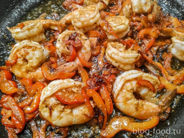 Fried shrimp in lemon-olive sauce