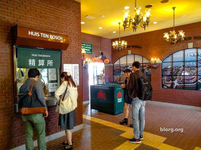 huis ten bosch station