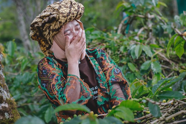 Ibu Syukri tertawa terkekeh-kehe bila ingat adegan foto berjudul 'ada cinta di kebun kopi' yang paling bawah. (Foto Breedie/Fauzan My)