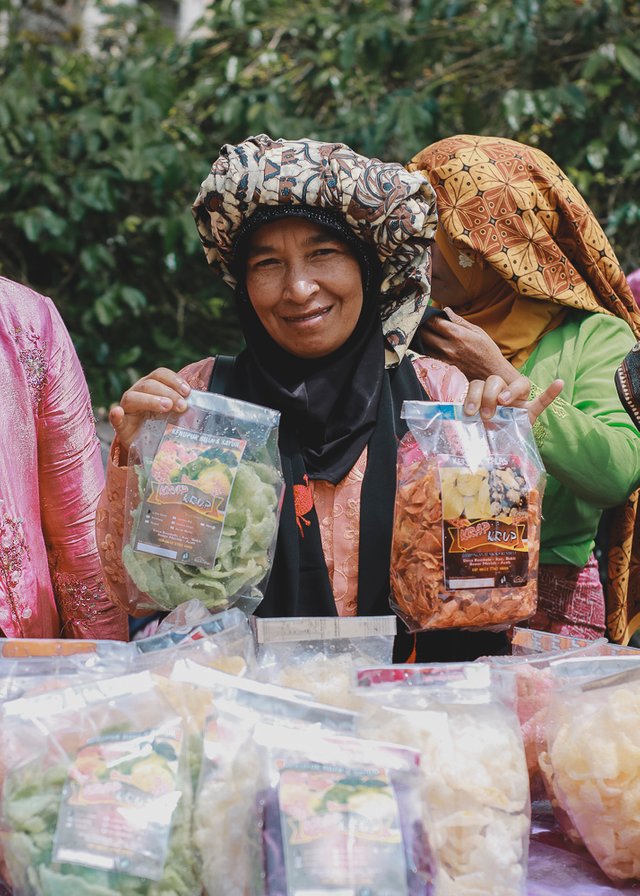 Selain kopi, ada juga bazar kecil-kecilan produk kerupuk hasil olahan dari ubi kayu, umbi keladi bahkan labu jipang (labu siam) pun bisa dijadikan kerupuk dan keripik. Hebat. (Foto Breedie/Fauzan My)