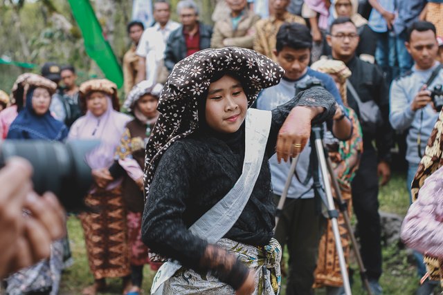 Ini ngapain ya. Lagi tarian atau bersender di tripot wartawan. (Foto Breedie/Fauzan My)