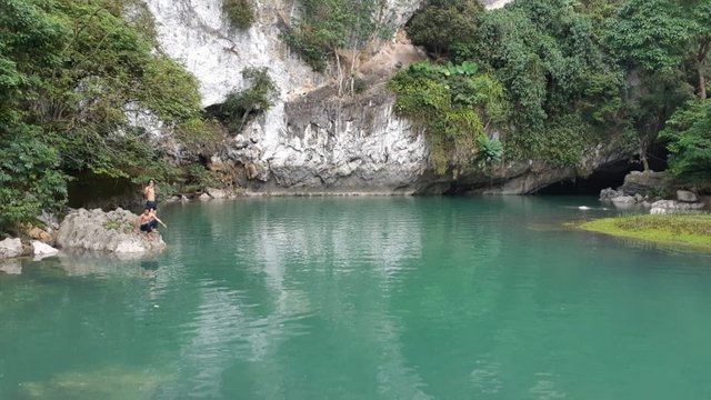  Latar tebing yang seolah menjadi dinding kolam Pucok Krueng. (Foto Breedie/Zeds)