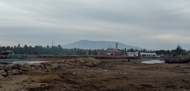 17 Juni 2017 — Lanskap pantai Jangka dengan latar gunung Geurudong, Gayo. Sayang langitnya berawan.