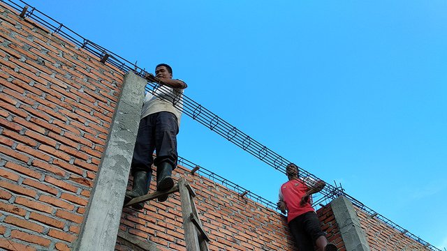 4 Mei 2018 — Konstruksi pemasangan besi untuk cor balok gantung. (Foto Breedie/Fauzan)