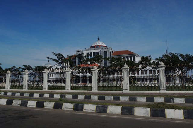 1 Juli 2012 — Kantor Bupati Bireuen dengan view langit biru berawan.