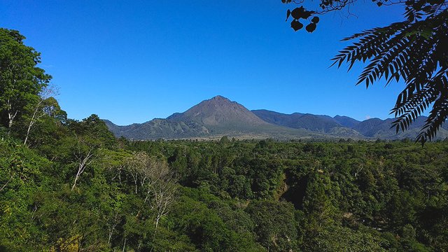 5 Januari 2019 — Pemandangan gunung Burni Telong dengan latar langit biru.