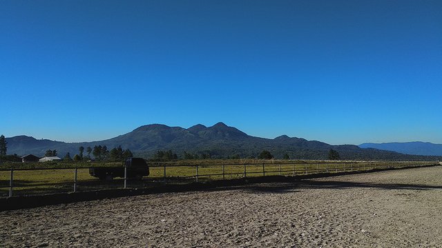 Lapangan pacu kuda Bener Meriah dengan view langit biru dan puncak Al Kahfi. (Foto Breedie/Fauzan)