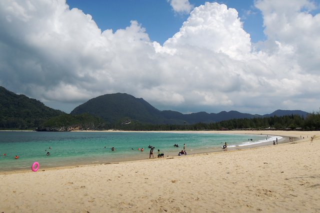 Lanskap pantai Lampuuk dengan garis melengkung. (Foto Breedie/Fauzan)