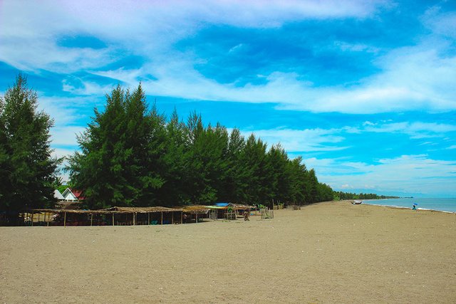 Lanskap pantai Lampuuk dengan latar langit kurang biru. Biar enak dilihat, foto ini sudah di edit. Sebagai perbandingan lihat foto asli di akhir tulisan. (Foto Breedie/Fauzan)