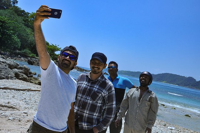 14 Maret 2017 — Selfie di pantai Lhok Mata Ie. Bukan hanya langinya yang biru, kaca mata malah lebih biru. (Foto Breedie/Fauzan)