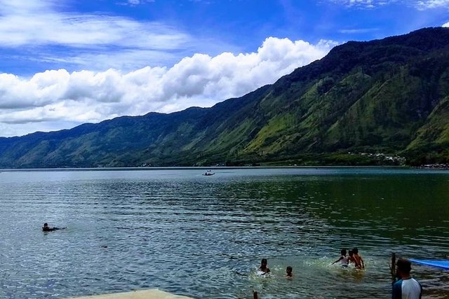 Tak mau selfie, anak-anak ini memilih mandi di danau. (Foto Breedie/Syukran Jazila)