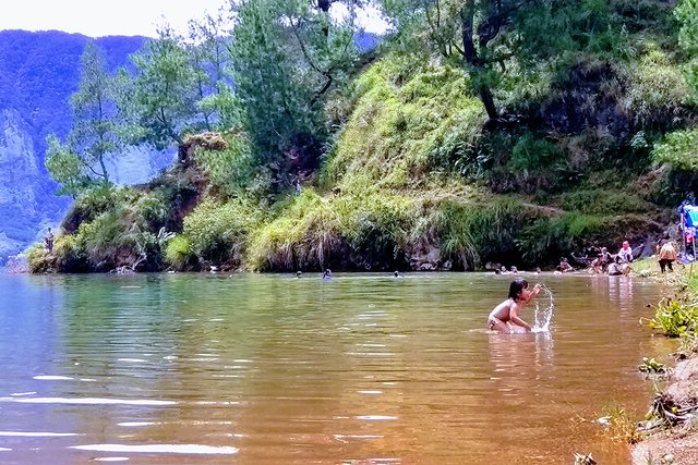 Anak kecil itu baru siap nyemplung ke danau di dekat dermaga. (Foto Breedie/Syukran Jazila)