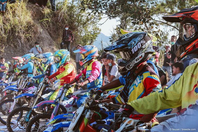 Para rider siap start Open Grasstrack Championship 2019 Piala Kapolres Bener Meriah menyambut HUT Bhayangkara ke-73 di sirkuit buatan Desa Rembele, Minggu 30 Juni 2019.